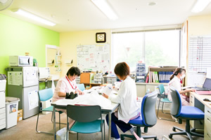 医務室　(4階)